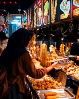 Улица еды Jalan Alor в Куала Лумпуре