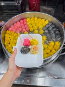 Уличная еда на рынке Jalan Alor в Куала Лумпуре