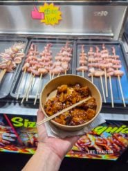 Уличная еда на рынке Jalan Alor в Куала Лумпуре
