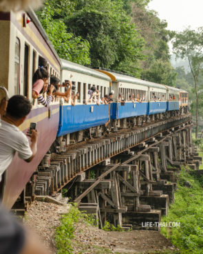Поезд на железной дороге смерти Death railway в Канчанабури Таиланд