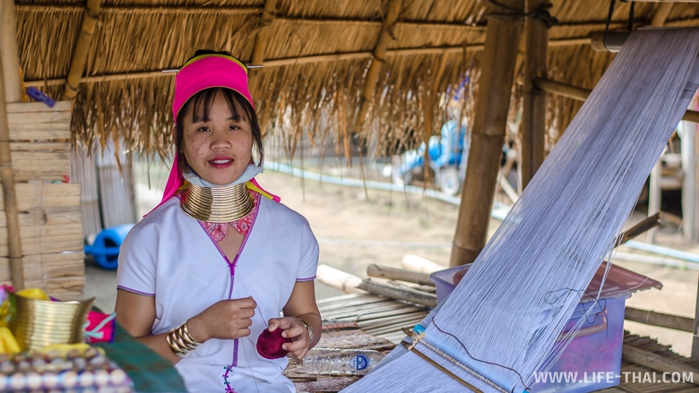 Девочка из каренов делает шарф, Таиланд