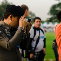 Тайский офицер фотографирует лис