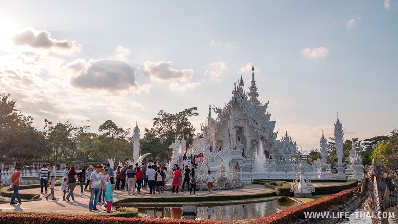 Туристы в Белом храме, Таиланд