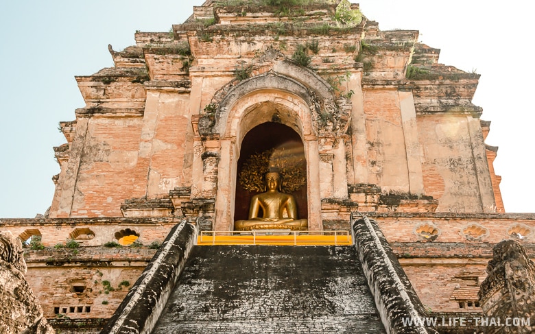 Ват Чеди Луанг - один из главных храмов Чиангмая