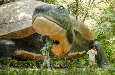 Дети в Канчанабури Сафари парк Open Zoo