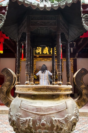 В китайском храме, Сингапур