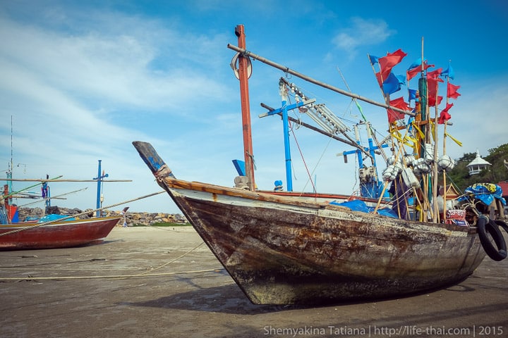 Лодки на берегу Кхао Тао, Хуа Хин