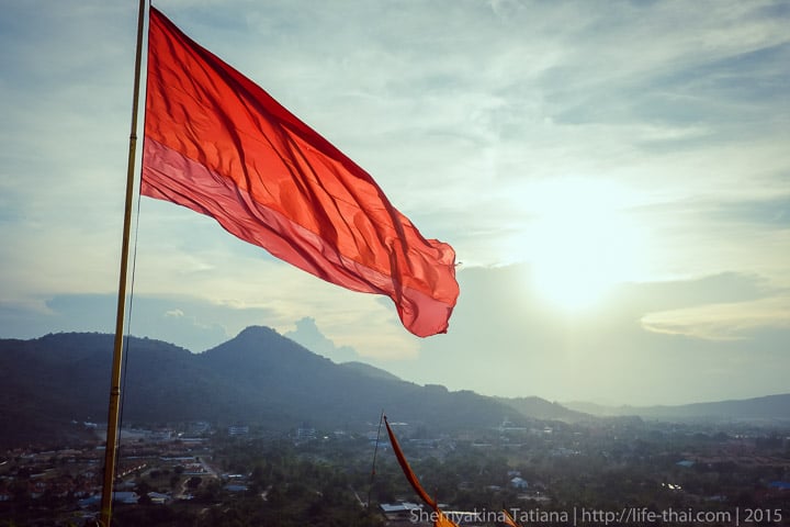 Хуа Хин, храм с большим красным флагом
