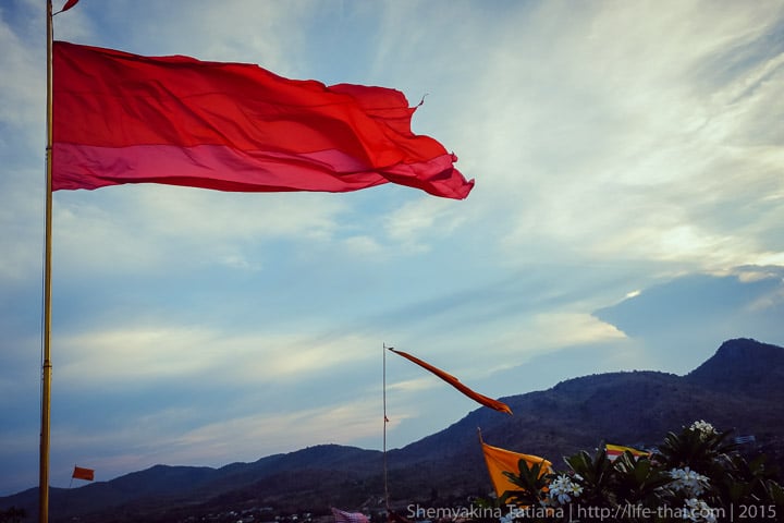 Хуа Хин, храм с большим красным флагом