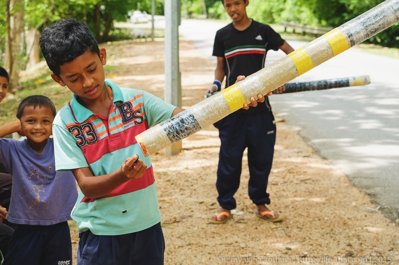 Дети с базуками, Остров Лангкави, Малайзия