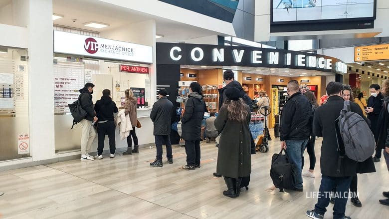 Москва белград табло. Аэропорт Белграда место для курения. Аэропорт Белград фото внутри. Можно ли в аэропорту Белграда оставить багаж.