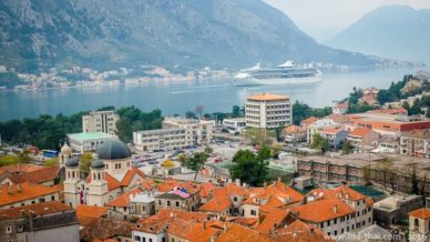 Вид на Старый город Котора и круизный лайнер с Которской крепости