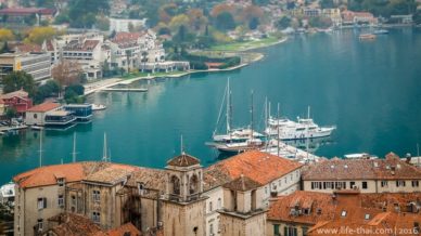 Старый город Котора и яхты в Которском заливе