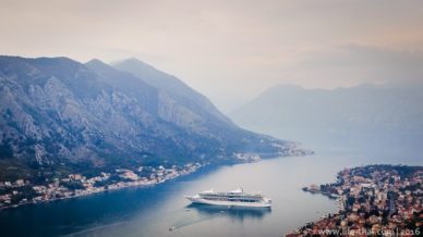 Лайнер в Боко-Которском заливе, вид с крепости Котора