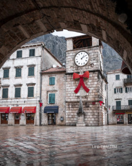 Площадь Оружия, Позорный столб и Часовая башня в Старом Которе, Черногория