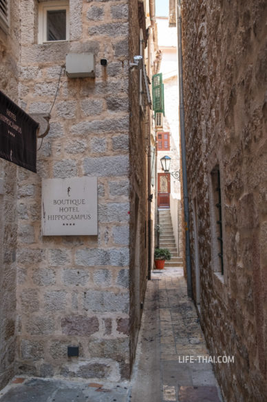 Самая узкая улица Черногории в старом городе Котор