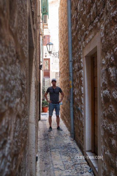 Улица Let me pass в Старом городе Котора