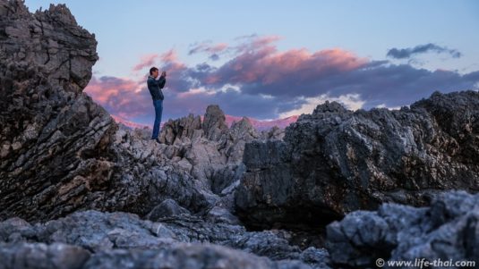 Закат на пляже Плоче (Ploce) в Черногории зимой