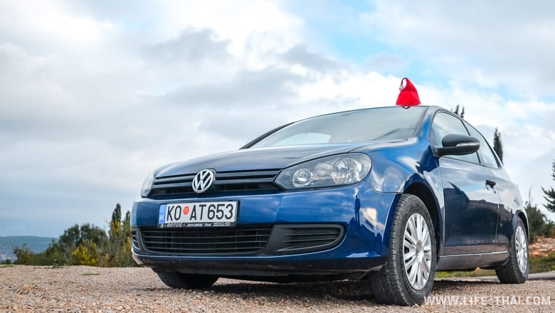 Синий VW Golf VI в шапке деда Мороза Аренда VW Golf VI в Черногории, наш опыт
