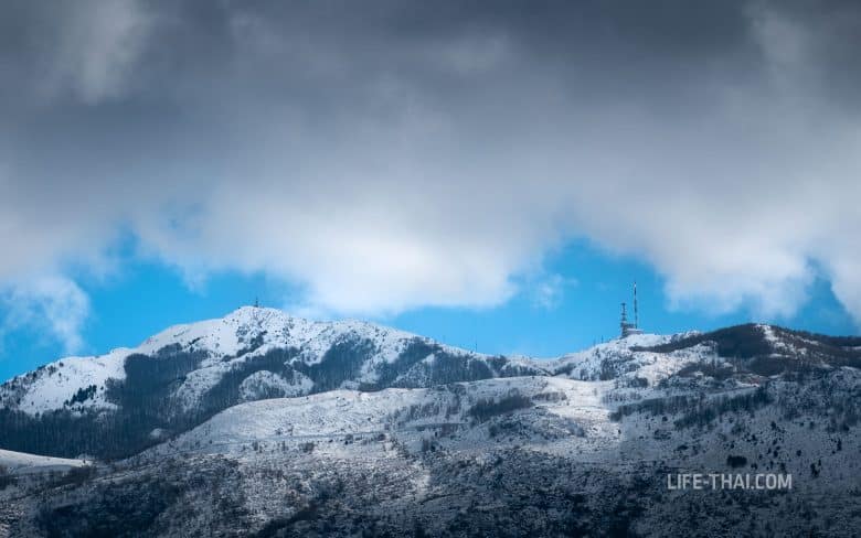 Гора Ловчен в Черногории, вид из Тивата
