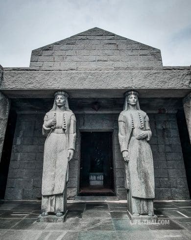 Скульптуры на входе в мавзолей Негоша, Ловчен