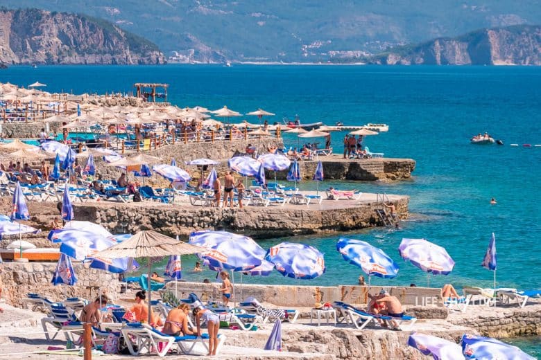 Пляж Плоче (Ploce) с бассейнами около Будвы