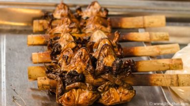 Жареные лягушки на рынке Meklong railway market, Таиланд