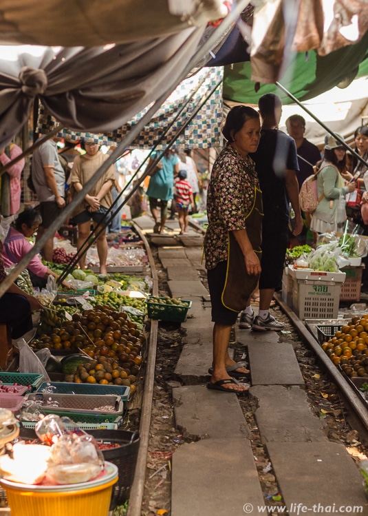 Рынок на рельсах недалеко от Бангкока, Таиланд