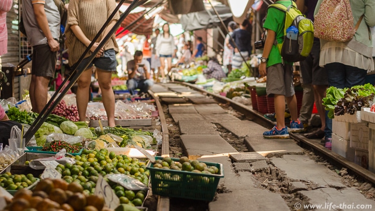 Рынок на рельсах недалеко от Бангкока, Таиланд
