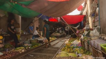 Рынок на рельсах недалеко от Бангкока, Таиланд