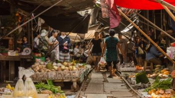 Рынок на рельсах Меклонг, Таиланд