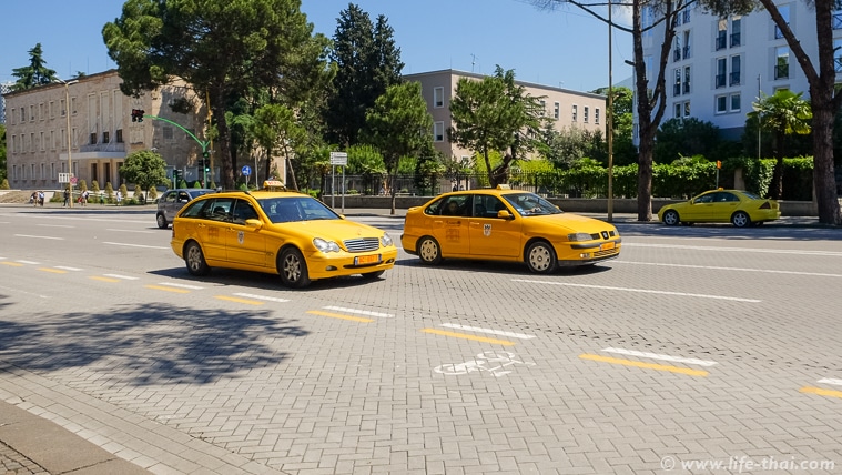 Желтый мерседесы в Тиране, Албания