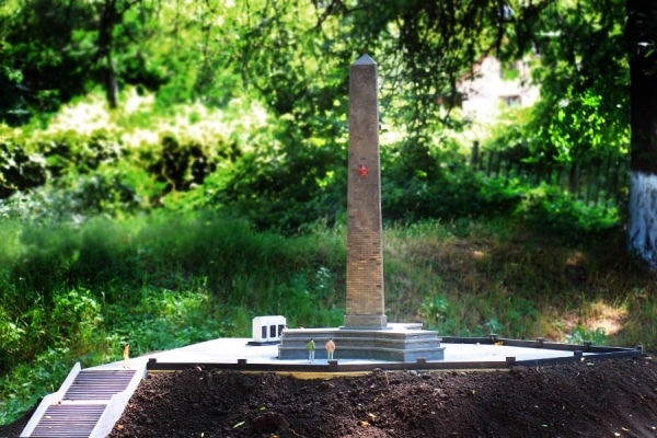Обелиск Славы на горе Митридат, Керчь. Парк миниатюр в Бахчисарае