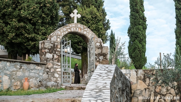 Пещерный монастырь Дайбабе около Подгорицы, Черногория
