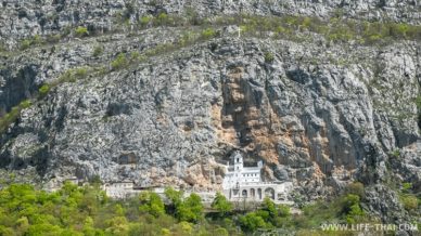 Монастырь Острог обязательно стоит увидеть в Черногории