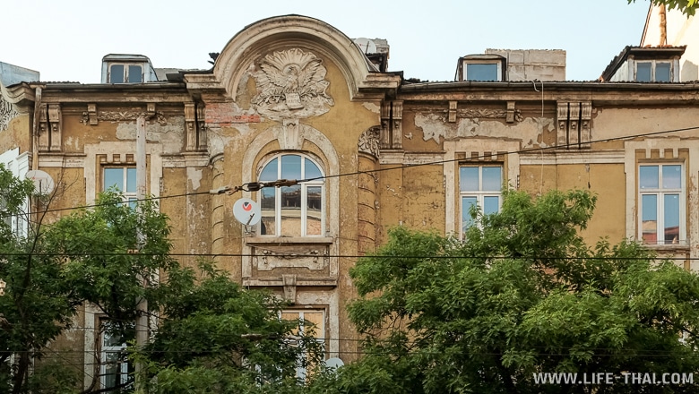 Фасад здания в Софии, Болгария