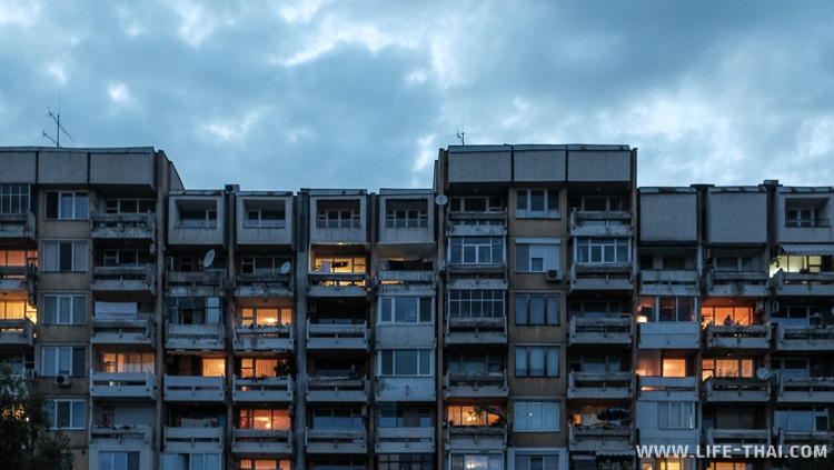 Типичная серая невзрачная многоэтажка. Пловдив, Болгария Типичная серая невзрачная многоэтажка. Пловдив, Болгария