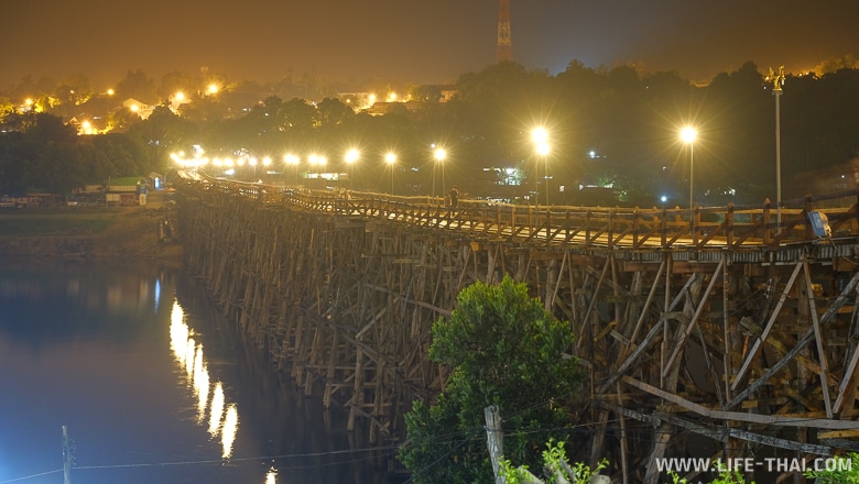 Так выглядит Mon Bridge ночью, Канчанабури, Таиланд