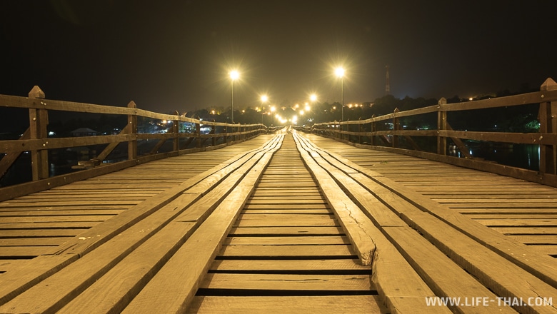 Так выглядит Mon Bridge ночью, Канчанабури, Таиланд