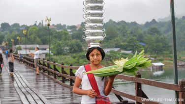 Дети на мосте Монов, Таиланд