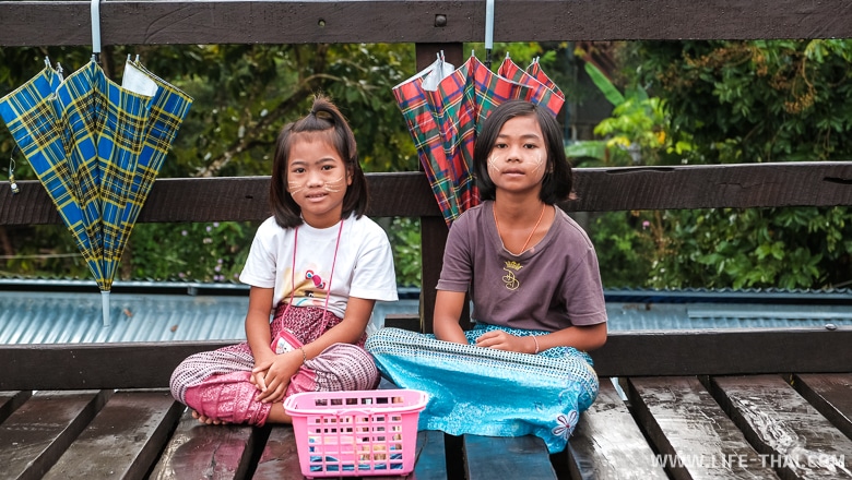 Дети на мосте Монов, Таиланд