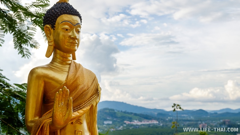 Статуя Будды на вершине холма в храме Ват Сирей, Пхукет, Таиланд