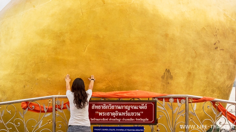 Золотой камень в храме на острове Ко Сире, Пхукет, Таиланд