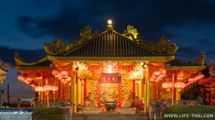 Китайский храм в парке Сапхан хин в Пхукет-тауне, Таиланд