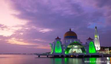 Мечеть на острове Малакка на закате