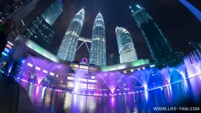 Башни-близнецы Петронас в столице Малайзии Куала Лумпуре