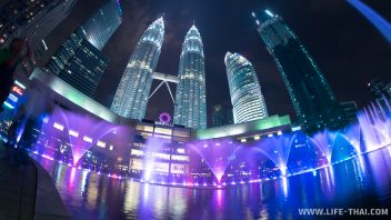 Башни-близнецы Петронас в столице Малайзии Куала Лумпуре