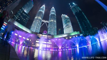 Башни-близнецы Петронас в столице Малайзии Куала Лумпуре