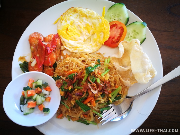 Балийская еда - лапша с овоощами
