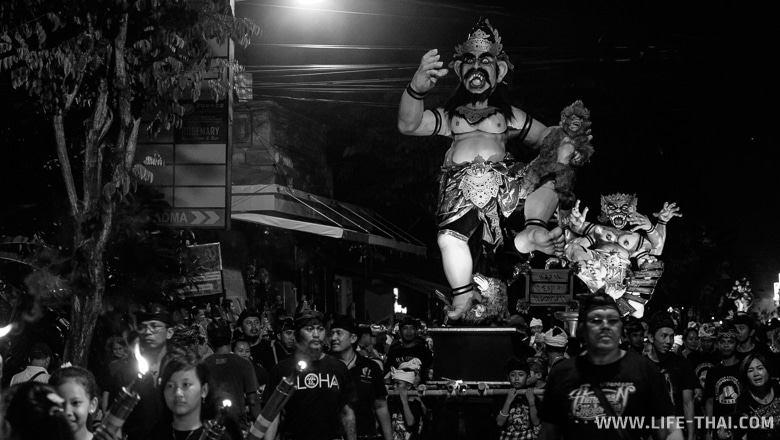 Традиционное шествие со статуями демонов на Бали в Ньепи